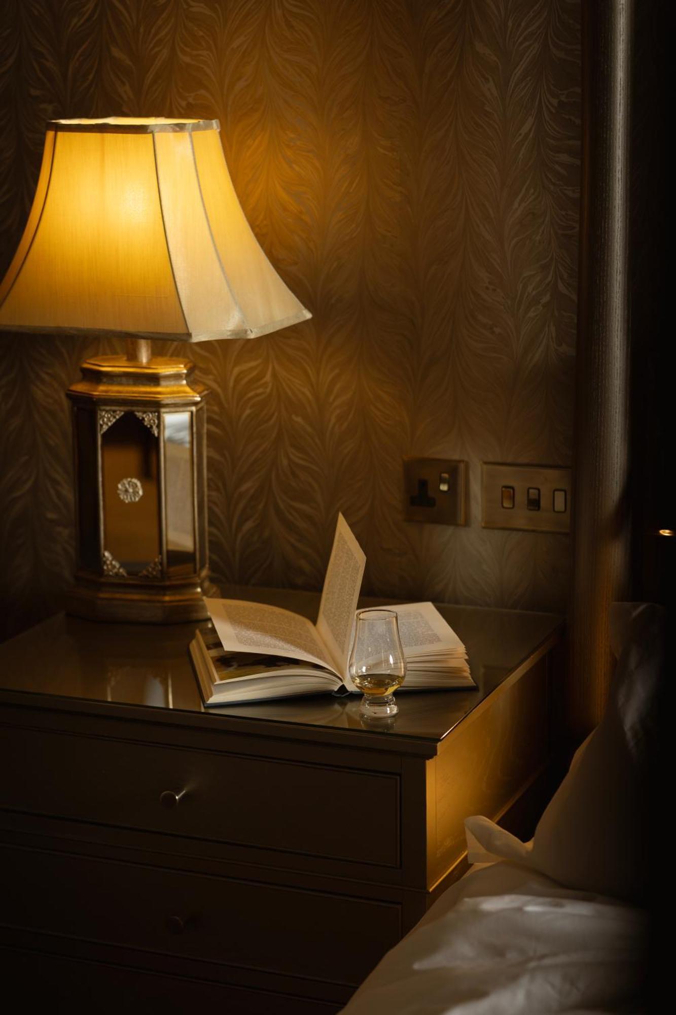 The Station Hotel Rothes Екстер'єр фото